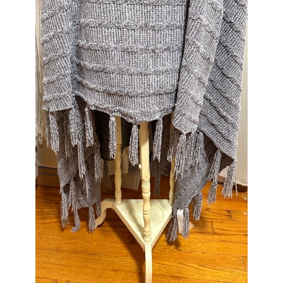LuLaRoe Grey Knit Fringed Long Ponho/ Scarf/ Shrug NWT Soft Fuzzy OS Classy Chic - Picture 4 of 6